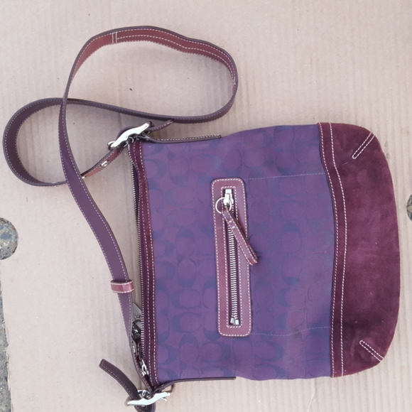Like New Coach Signature Stripe Purple/ Violet Canvas crossbody bag w Hangtag - Picture 3 of 5